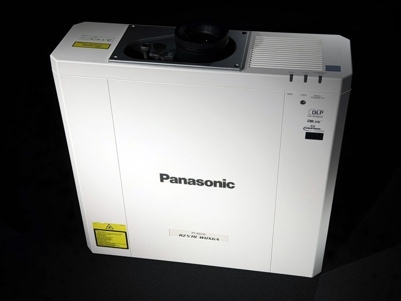 Проектор Panasonic PT-RZ570W (DE9210391) &mdash; б/у, 3694 часов наработки PT-RZ570 фото