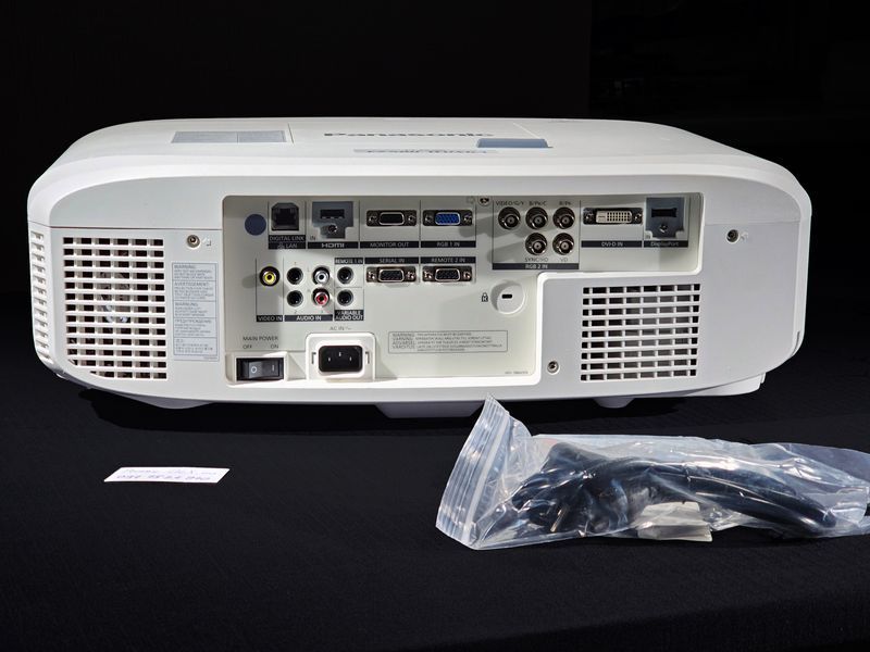 Проектор Panasonic PT-EZ580 (PT-EZ580U) &mdash; б/у, 4836 ч наработки PT-EZ580U фото