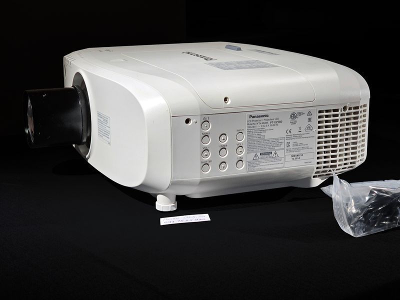 Проектор Panasonic PT-EZ580 (PT-EZ580U) &mdash; б/у, 4836 ч наработки PT-EZ580U фото