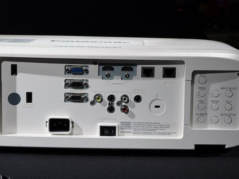 Projektor Panasonic PT-FZ570U &mdash; używany, 2601 godz. pracy