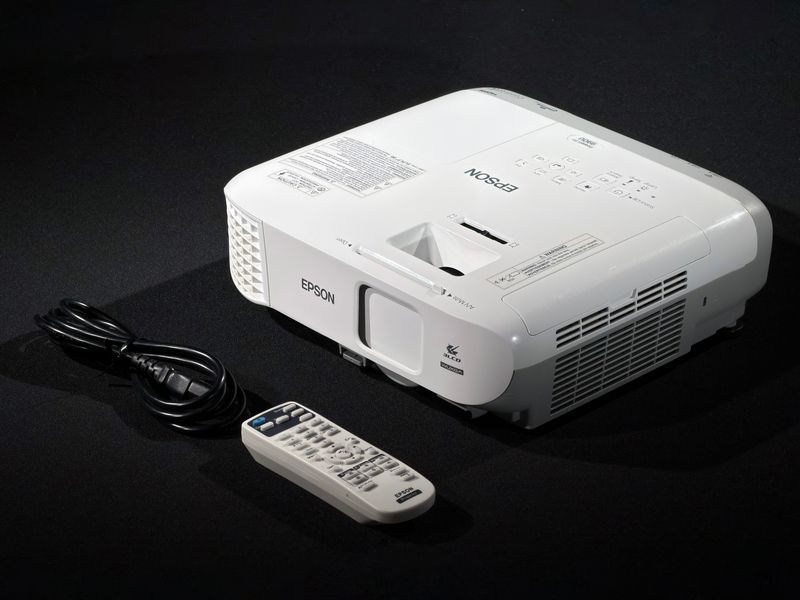 Проектор Epson PowerLite EB-990U &mdash; б/у, 4086 часов наработки PowerLite EB-990U фото