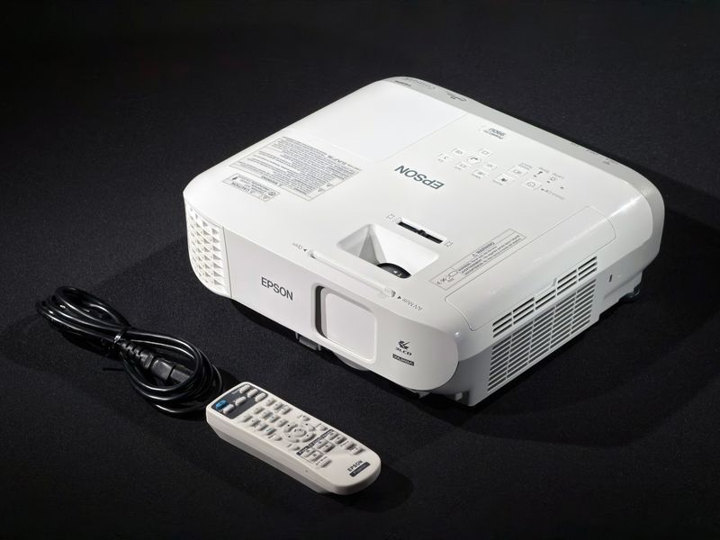 Проектор Epson PowerLite EB-990U &mdash; б/у, 4086 часов наработки PowerLite EB-990U фото