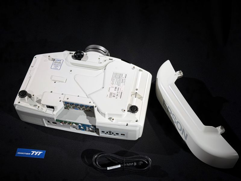 Epson PowerLite Pro G5550 (V11H351020) projector &mdash; used, 486 h of operation