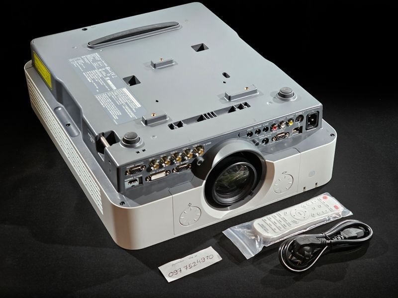 Projektor Sony VPL-FX30 &mdash; używany, 562 godz. pracy